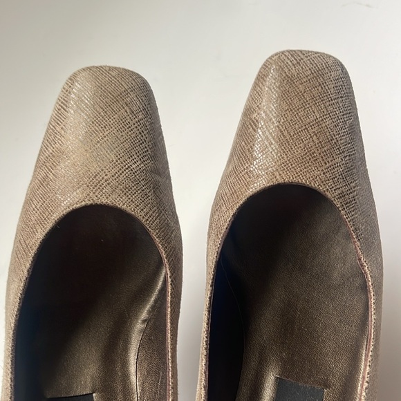Stuart Weitzman Vintage Embossed Pumps - Picture 6 of 11